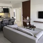 Valantina's & Mannouel Luxury לרדוס