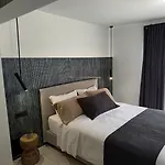 Valantina's & Mannouel Luxury לרדוס
