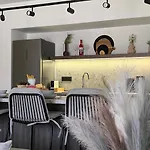 Valantina's & Mannouel Luxury לרדוס