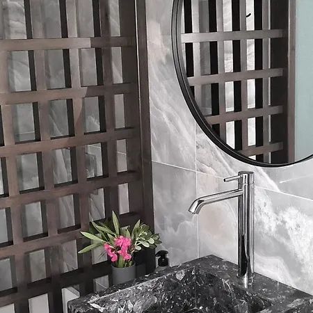 Valantina's & Mannouel Luxury Λάρδος