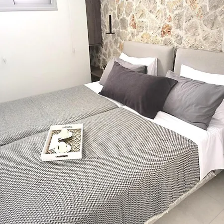 Valantina's & Mannouel Luxury * Λάρδος