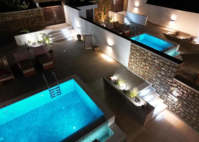 Willa Valantina's & Mannouel Luxury Lardos