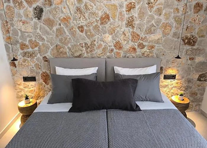 Willa Valantina's & Mannouel Luxury Lardos